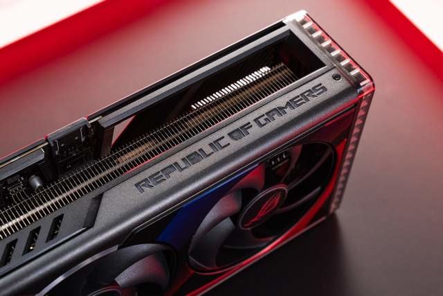 ROG STRIX RTX4090D BTF背置显卡立显高阶战力！