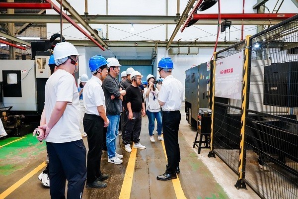 “看见数字中国”媒体探营探访厦门联通打造的银华机械5G智慧工厂