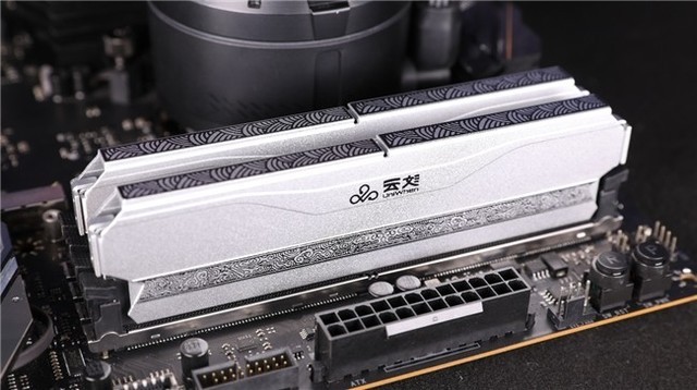 《神凝DDR5马甲内存条——国风马甲高频疾速》