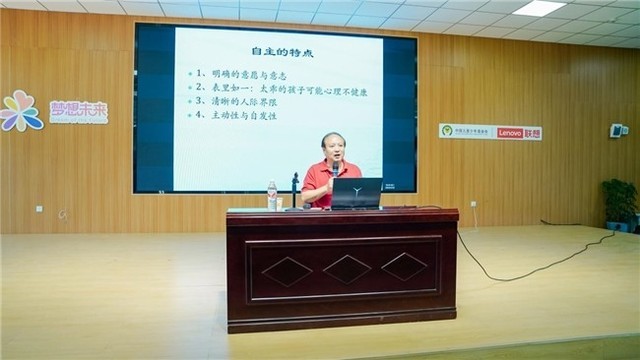 联想向甘肃漳县捐赠价值100万元的智慧教育装备及AI PC