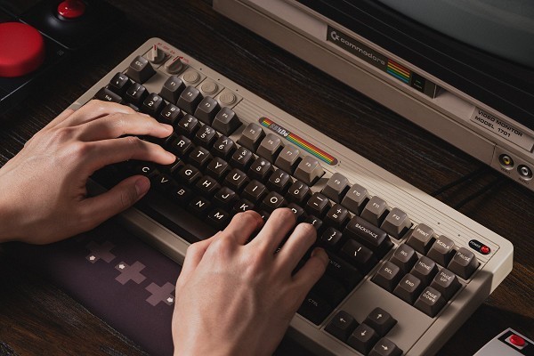 八位堂发布旗下第二款键盘产品：Retro87 C64 机械键