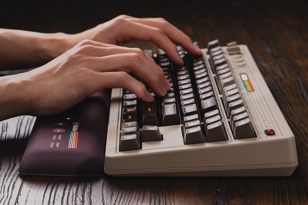 八位堂发布旗下第二款键盘产品：Retro87 C64 机械键
