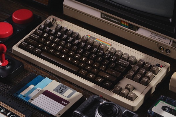 八位堂发布旗下第二款键盘产品：Retro87 C64 机械键