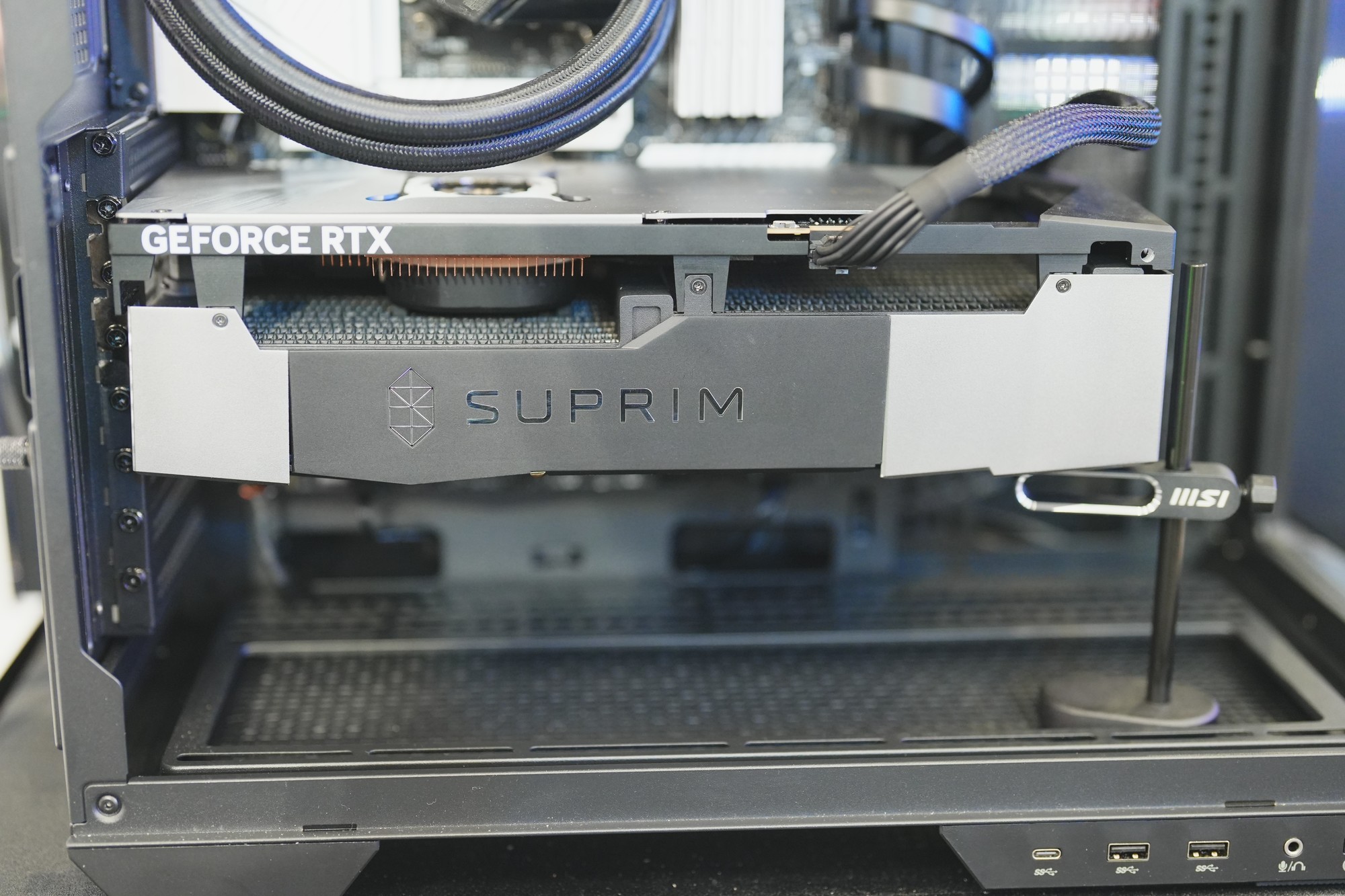 微星携众多新品亮相Computex2024 黄仁勋亲临展台签名留念!