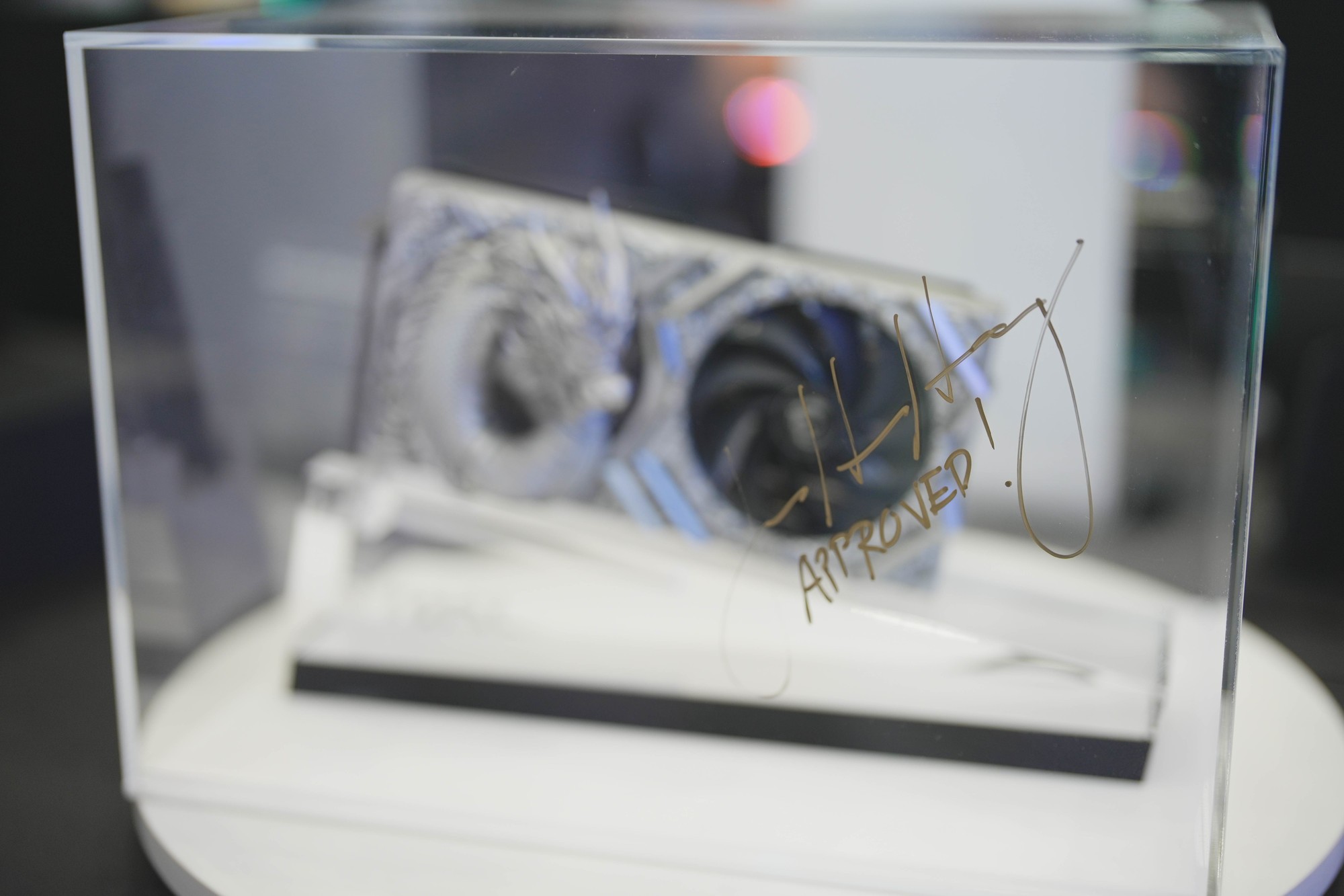 微星携众多新品亮相Computex2024 黄仁勋亲临展台签名留念!