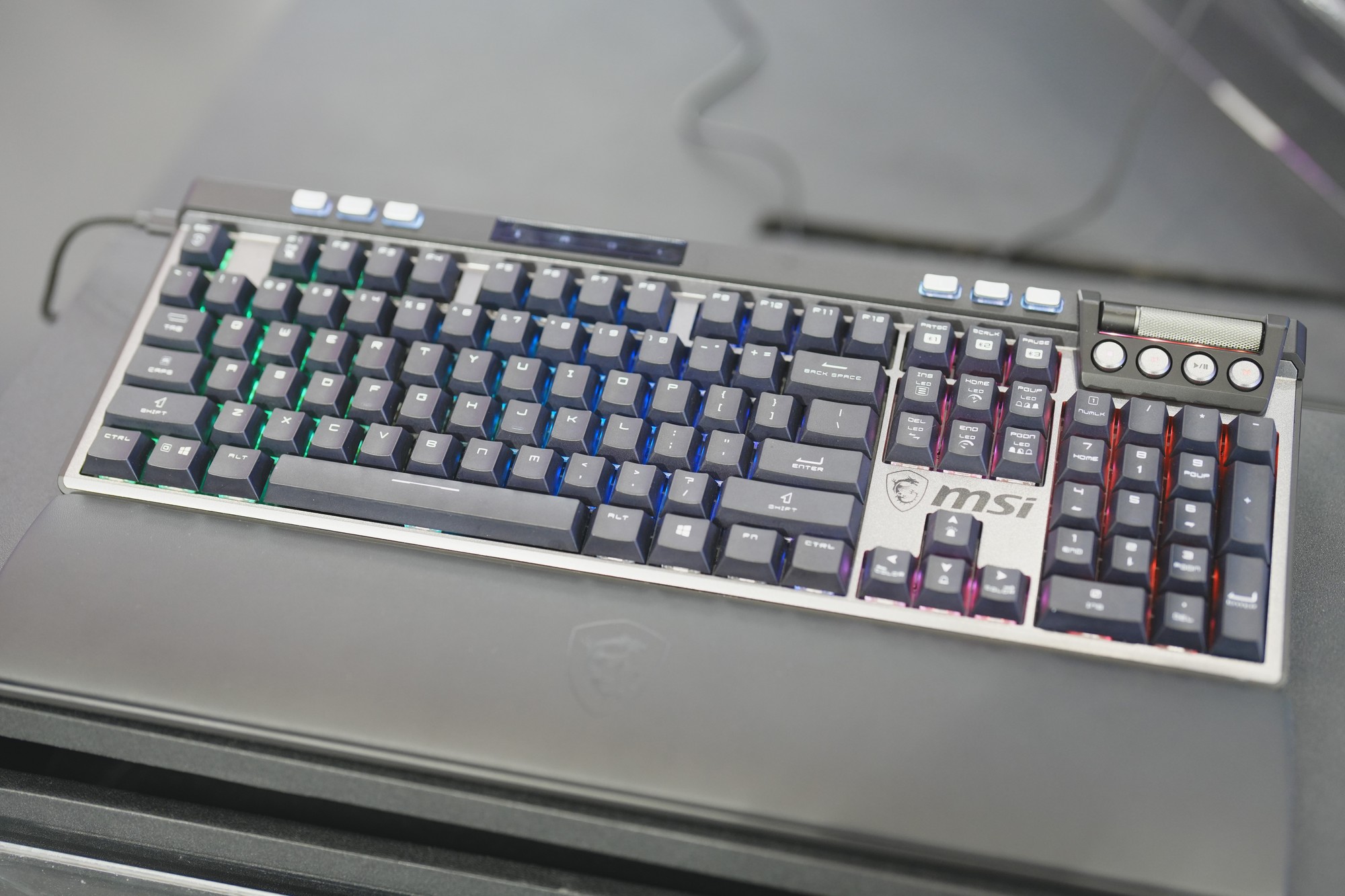 微星携众多新品亮相Computex2024 黄仁勋亲临展台签名留念!