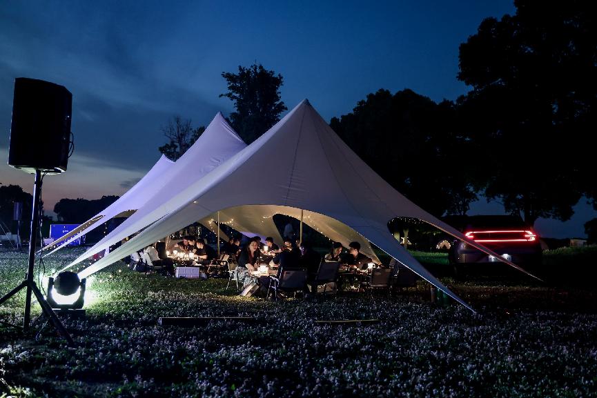 上海北外滩端午节被变形金刚“攻占”，长安启源E07亮相现场引围观