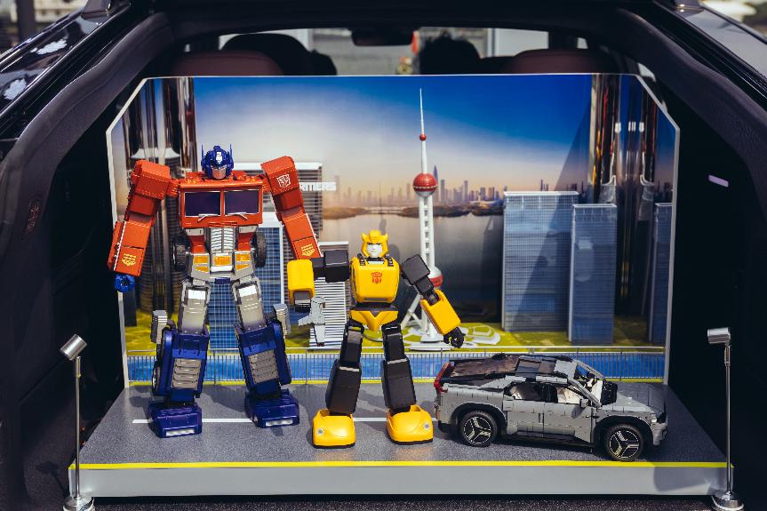 上海北外滩端午节被变形金刚“攻占”，长安启源E07亮相现场引围观