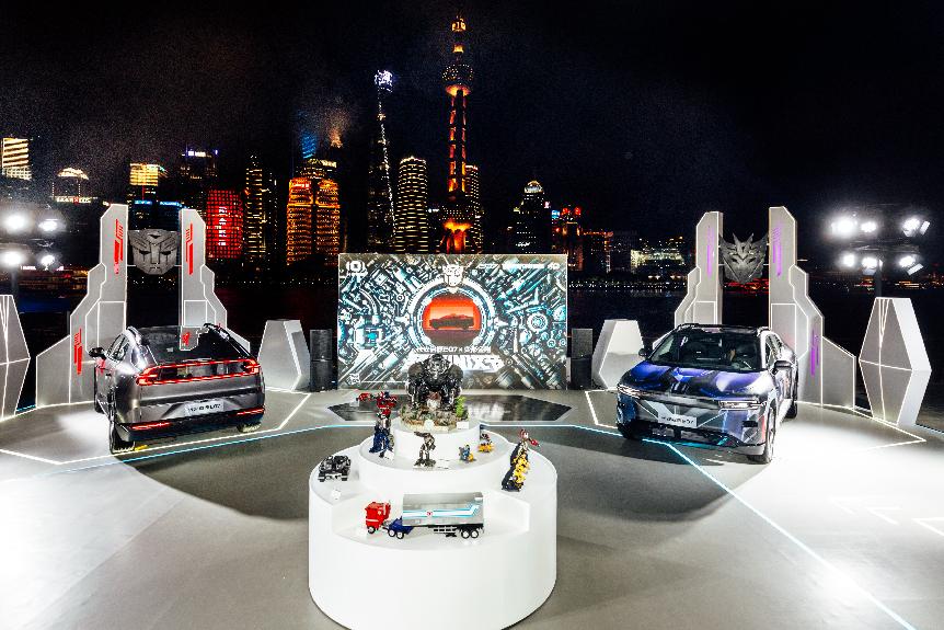 上海北外滩端午节被变形金刚“攻占”，长安启源E07亮相现场引围观