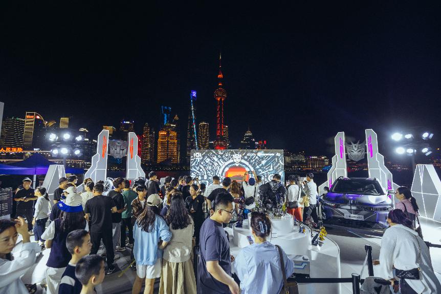 上海北外滩端午节被变形金刚“攻占”，长安启源E07亮相现场引围观