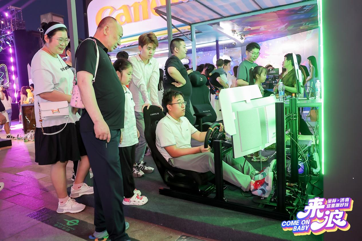 泰坦军团爆燃泉城济南 专业电竞设备好玩又好看